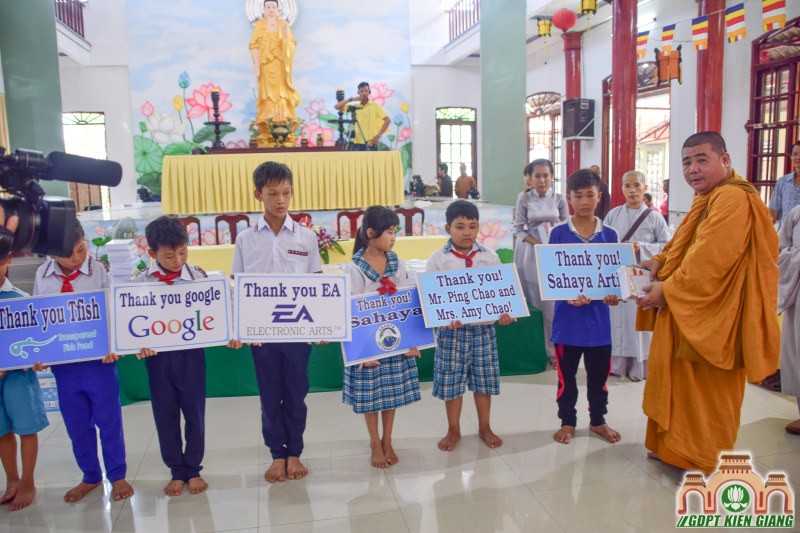 Chùa Bửu Sơn Trao Tặng Học Bổng Cho Đoàn sinh Nghèo Hiếu Học do tổ chức Fishfun và Sahaya International tài trợ