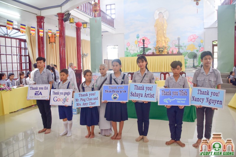 Chùa Bửu Sơn Trao Tặng Học Bổng Cho Đoàn sinh Nghèo Hiếu Học do tổ chức Fishfun và Sahaya International tài trợ