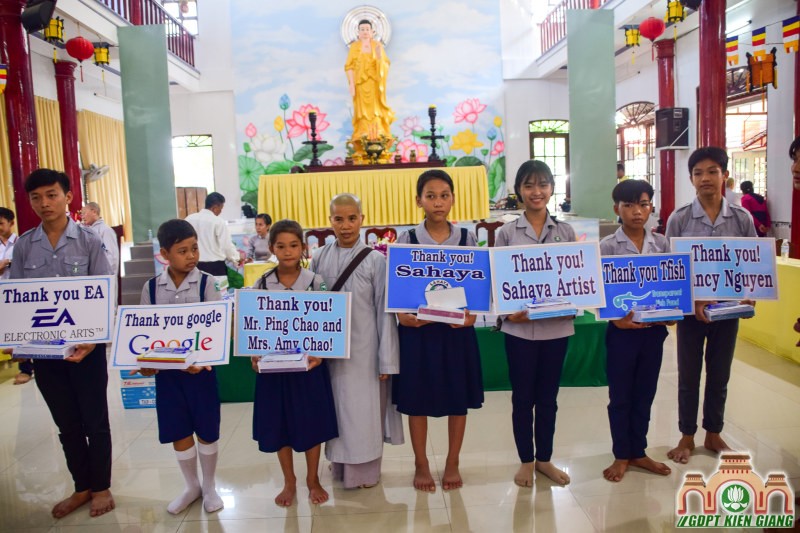 Chùa Bửu Sơn Trao Tặng Học Bổng Cho Đoàn sinh Nghèo Hiếu Học do tổ chức Fishfun và Sahaya International tài trợ
