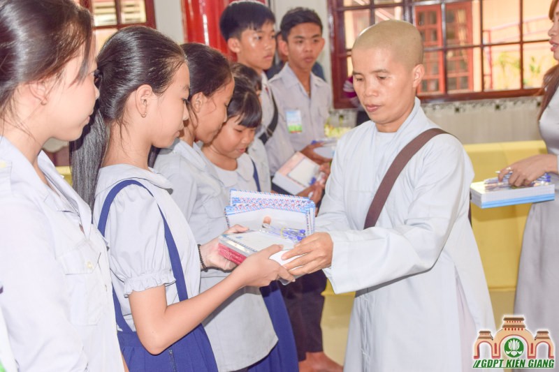 Chùa Bửu Sơn Trao Tặng Học Bổng Cho Đoàn sinh Nghèo Hiếu Học do tổ chức Fishfun và Sahaya International tài trợ