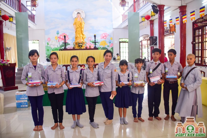 Chùa Bửu Sơn Trao Tặng Học Bổng Cho Đoàn sinh Nghèo Hiếu Học do tổ chức Fishfun và Sahaya International tài trợ