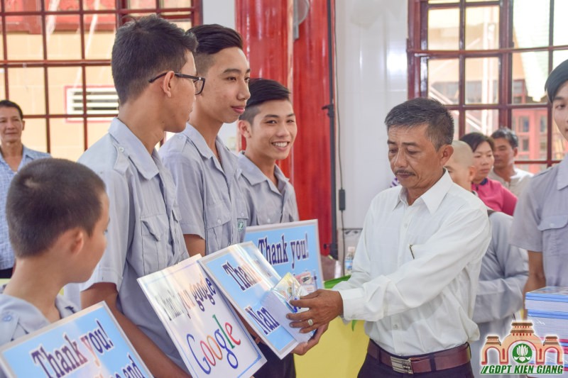 Chùa Bửu Sơn Trao Tặng Học Bổng Cho Đoàn sinh Nghèo Hiếu Học do tổ chức Fishfun và Sahaya International tài trợ