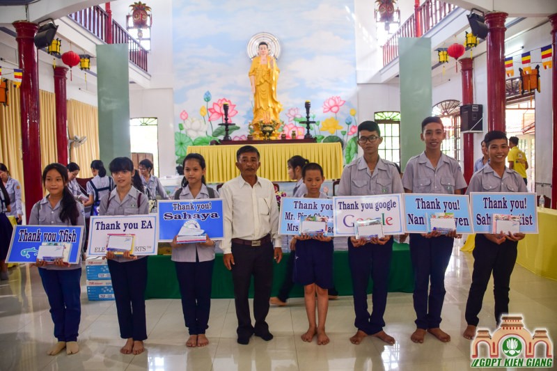 Chùa Bửu Sơn Trao Tặng Học Bổng Cho Đoàn sinh Nghèo Hiếu Học do tổ chức Fishfun và Sahaya International tài trợ