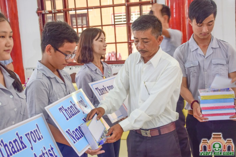 Chùa Bửu Sơn Trao Tặng Học Bổng Cho Đoàn sinh Nghèo Hiếu Học do tổ chức Fishfun và Sahaya International tài trợ