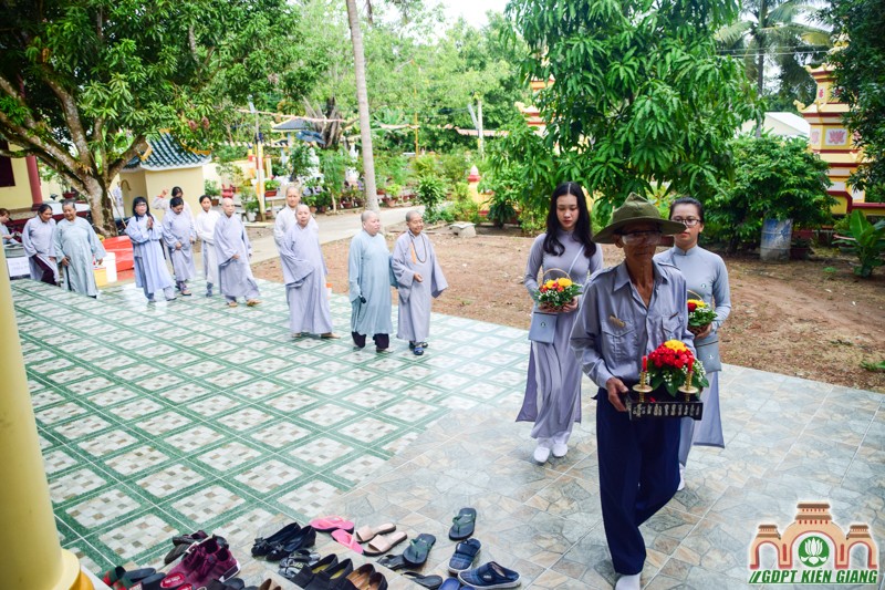 Cờ Sen Trắng Tung Bay Miền Biên Địa