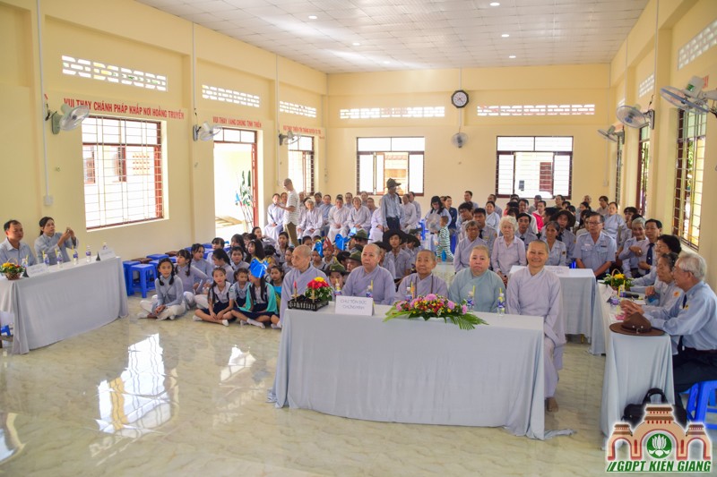 Cờ Sen Trắng Tung Bay Miền Biên Địa