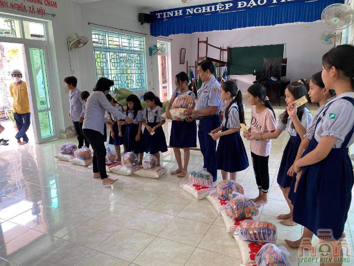 Gdpt Tam Bao Ha Tien Trao Qua Tu Thien Dau Nam 03