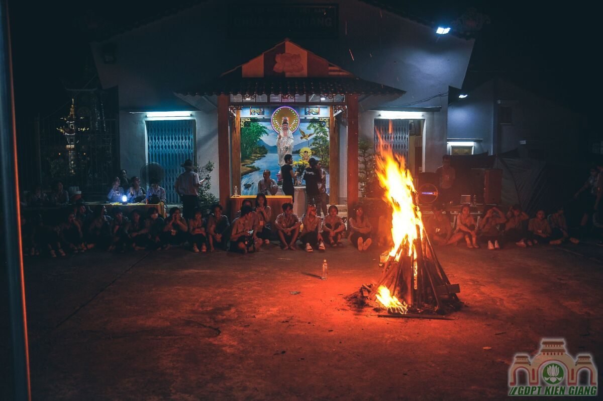 Dem Lua Trai Trai Luc Hoa Xii Am Ap Ben Anh Lua Hong 05