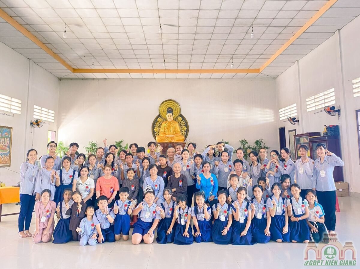 Le Cai Hoa Hong Danh Thuc Yeu Thuong Trai Hieu 2022 Muc Kien Lien Xiii Gdpt Buu Tho 47